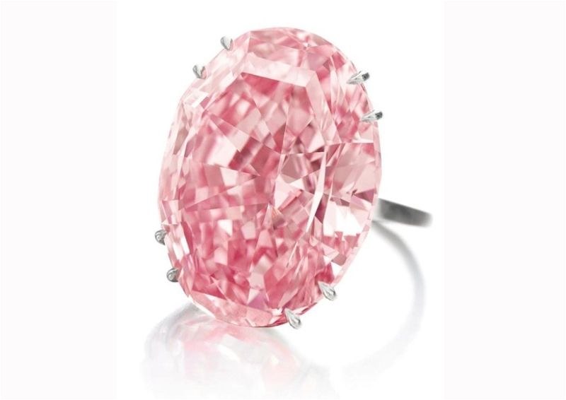 Imagem em destaque do anel de diamante Pink Star que possui uma pedra grande na cor rosa